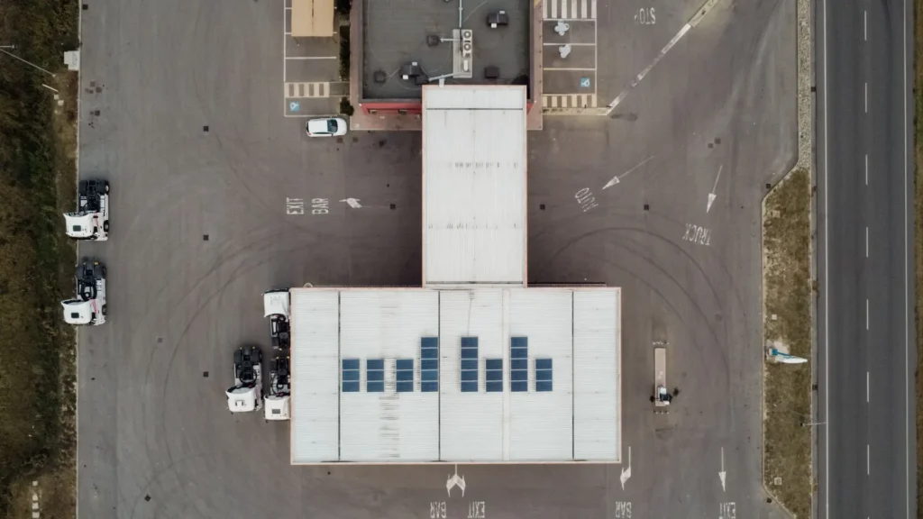 Vogelperspektive auf Gebäude im Industriegebiet mit Solarpanels