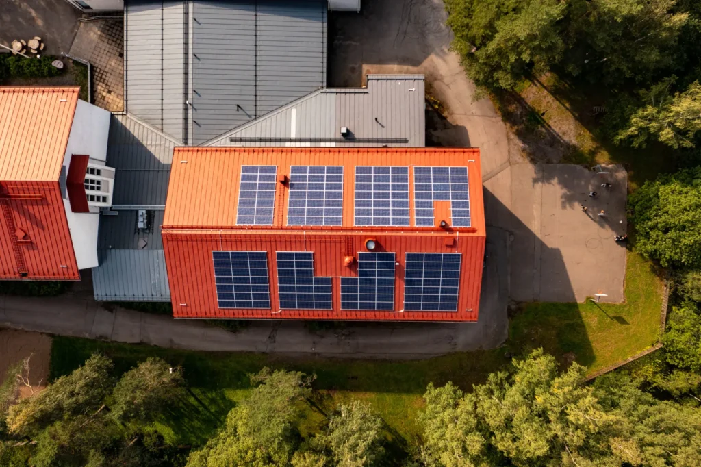 Vogelperspektive auf rotes Dach mit Solarpanels